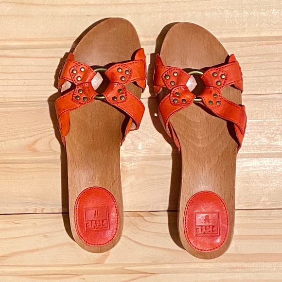 FRYE “Ellie Ring” Leather Slides in gorgeous Coral - Picture 2 of 16
